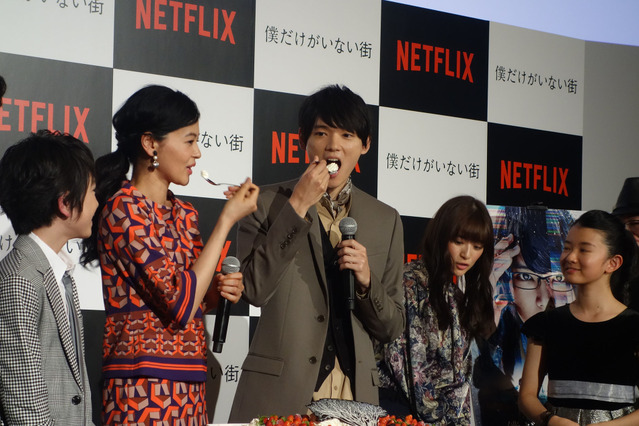 古川雄輝、舞台挨拶で美味すぎるバースデーケーキに夢中! 画像