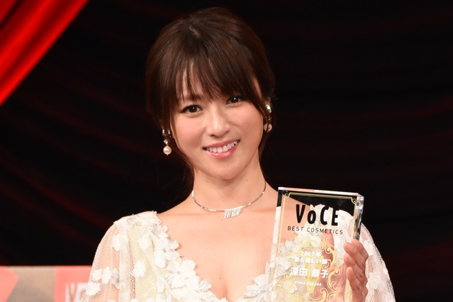 深田恭子が谷間チラ見せセクシードレスで登場、“最も美しい顔”に選出 画像