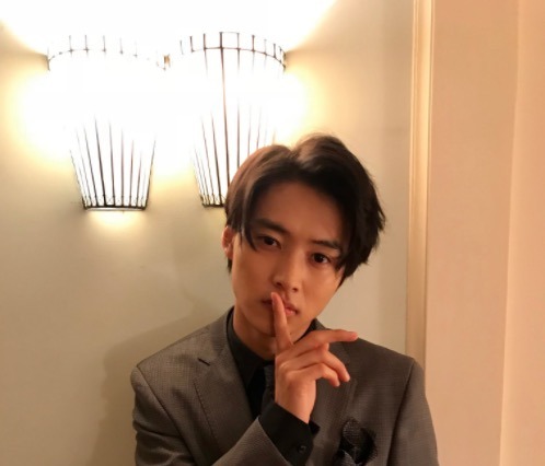 ナンバーワンホスト・山崎賢人のスーツ姿に絶賛の声！ 画像