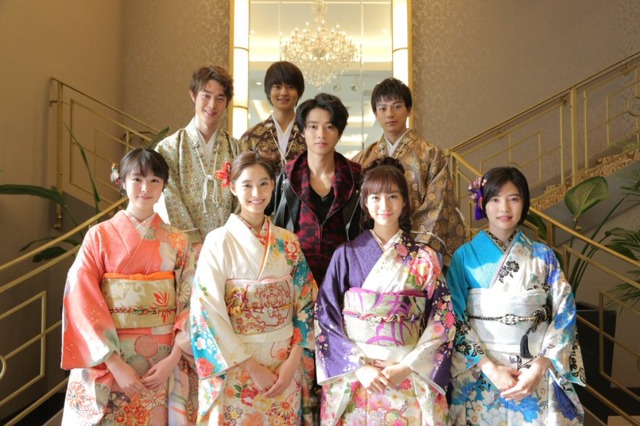 山崎賢人が“いちごポーズ”!『トドメの接吻』出演女優の晴れ着姿も 画像