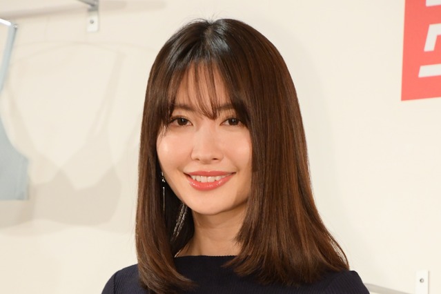 小嶋陽菜、美胸くっきりで報道陣を魅了……“幸せブラ女神”目指す? 画像