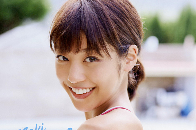 岡副麻希、貴重なビキニ姿披露！初の写真集発売決定！ 画像