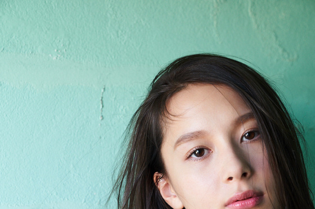 普段のクールな表情から一転！Nikiがキュートな表情で『週プレ』グラビア初登場 画像