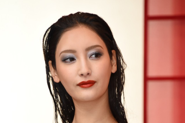 菜々緒、水着姿の“背中美人”ショットに絶賛の声多数 画像