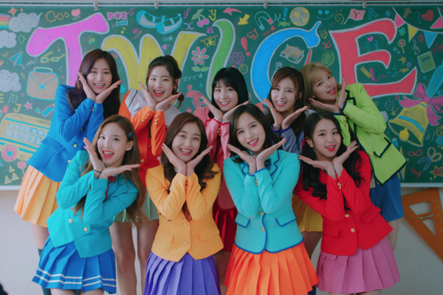 TWICE、日本のテレビCM初出演でキュートな制服姿を披露 画像