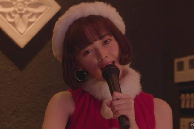 玉城ティナが2人きりの個室でミニスカサンタ姿に着替えたら……!? 画像
