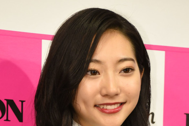 武田玲奈のスラリとした美脚に絶賛の声！グラビアカットを公開 画像