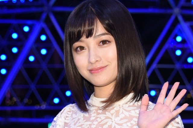橋本環奈のオフショットに「色っぽい!」「かわいい」の声! 画像
