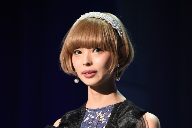 最上もが、ツヤ感セクシーな写真集ショットを公開!谷間もあらわに 画像