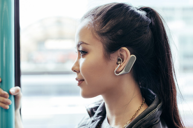 耳を塞がない両耳タイプのワイヤレス・スマートイヤホン「Xperia Ear Duo」が登場【MWC 2018】 画像