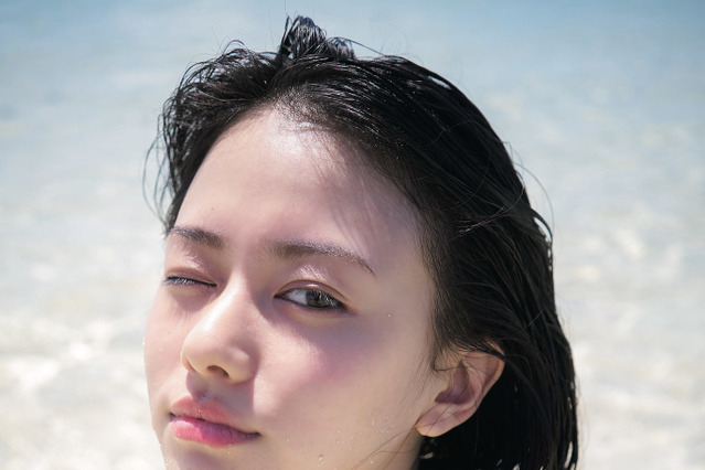 山本舞香の写真集が発売！初の水着カットも掲載 画像