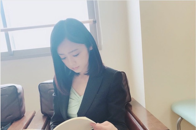 安達祐実、刑事ドラマ出演時の生足セクシーなスーツ姿披露! 画像