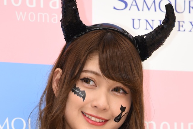 アンジェラ芽衣、スタイル抜群な赤ビキニ姿を披露！ 画像