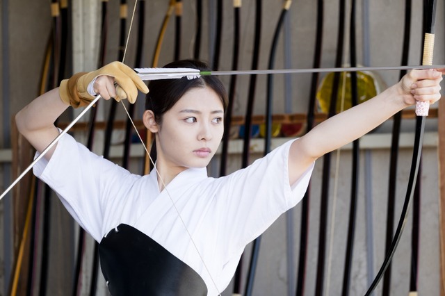 古畑星夏、弓道着姿で視聴者のハートを射抜く!『半分、青い。』で朝ドラデビュー 画像