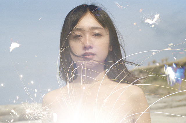 安達祐実、ジャケット写真で“ほとんど裸”な姿を披露！ 画像