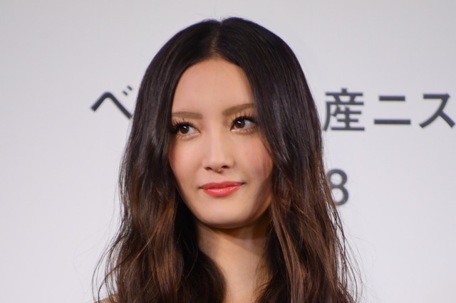 菜々緒、悪女キャラに本音？「淡い色のスーツも着てみたい」 画像