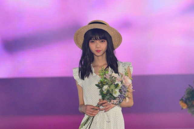 乃木坂46・齋藤飛鳥、麦わら帽子を客席に投げ入れ歓声……GirlsAward 2018 画像