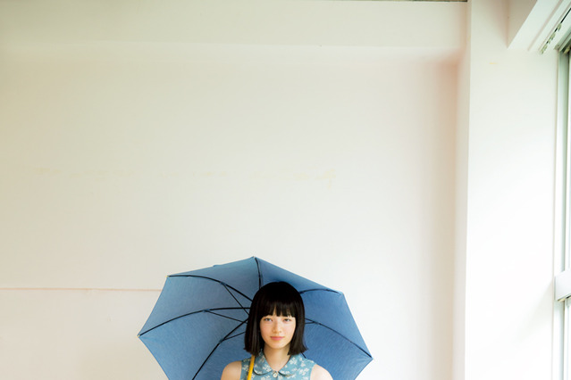 小松菜奈、映画『恋雨』ヒロイン風のグラビアを披露 画像