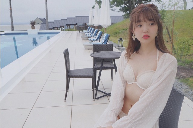 江野沢愛美、キュートな白ビキニ姿を公開！絶賛の声多数 画像