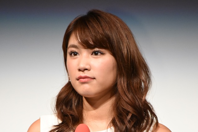 久松郁実、犬を抱っこし谷間ショット！「犬になりたい」の声多数 画像