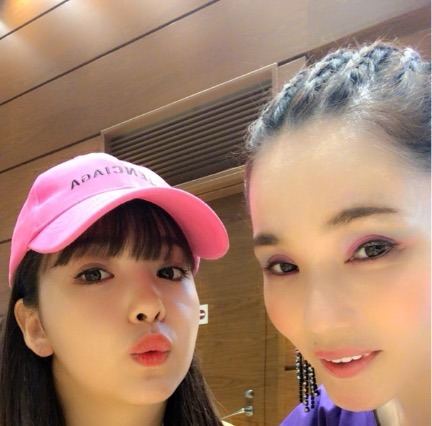 平野ノラ、藤田ニコルと海外ロケ前の“ニコノラコンビ”写真公開! 画像