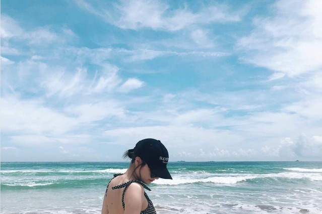 マギー、セクシーな水着ショット披露!美脚に注目を集まる 画像