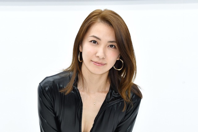 戸田れい、ボディラインくっきりのキャットスーツで胸元チラリ「なぜか下着で監禁されました」 画像