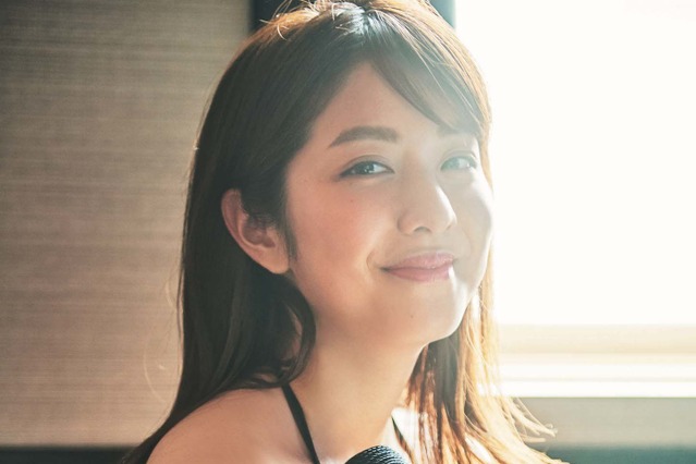 本郷杏、改名後初のグラビア！カラオケ店でセクシーショット！！ 画像