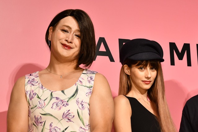 ダレノガレ明美、ガリットチュウ福島とお揃いのワンピ姿披露も「営業妨害かも」と絶叫 画像