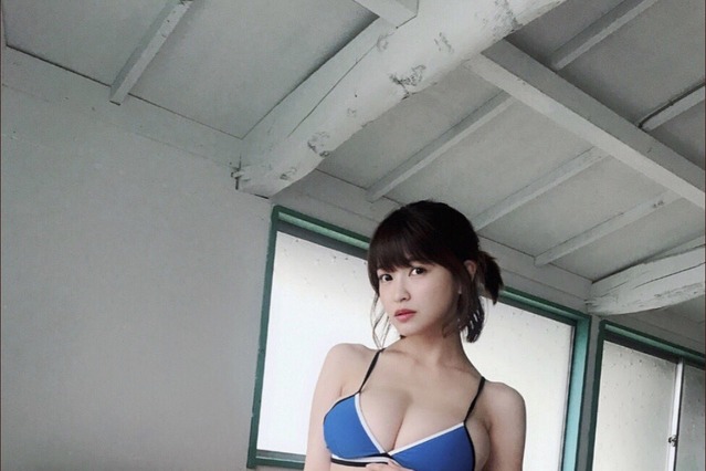 岸明日香、Gカップのスポーティー水着でファンをクギ付け！ 画像