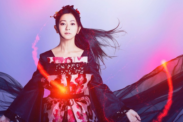 倉木麻衣、3mにも及ぶドレス！黒いベールが幻想的 画像
