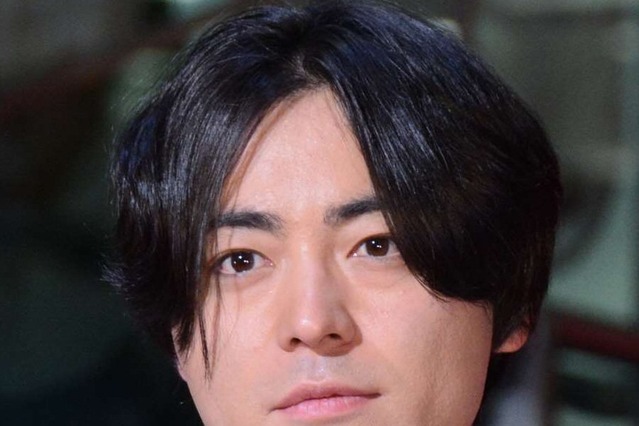 山田孝之、独特すぎるツインテール姿を披露！「怖い」「ツインテールの癖が強い」 画像