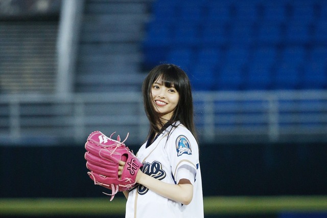 乃木坂46・齋藤飛鳥、台湾で初の始球式！野茂英雄のトルネード投法を披露 画像