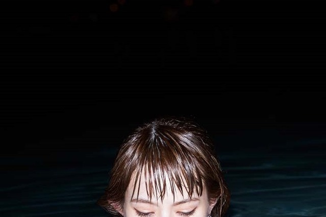 SCANDAL・HARUNAが水着撮影に挑戦！夜のプールがお気に入りカット 画像