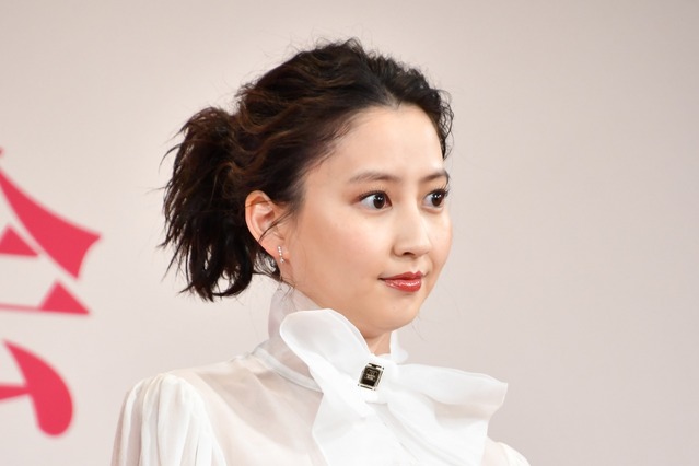 河北麻友子、スリットから美脚チラリの大胆ショット公開 画像