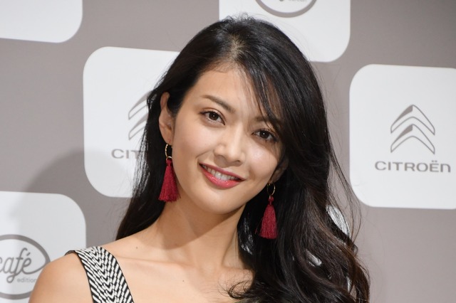 田中道子の美脚に中村倫也もデレデレ!? 画像