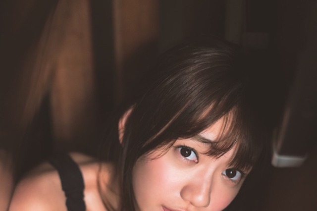 関根優那がグラビア初挑戦！黒ビキニ姿など大胆な水着姿を披露 画像