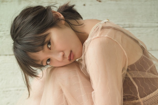 吉岡里帆、グラビアで飾り気のない素肌感たっぷりの姿披露！ 画像