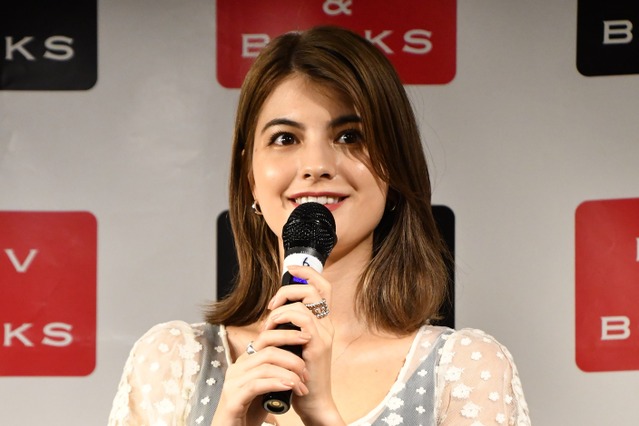 マギー、イベントでSEXYボディラインを大胆“透け見せ”！「お洒落エロ」写真集に大満足 画像