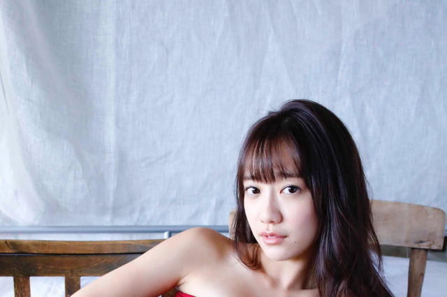 関根優那、赤ビキニでセクシー！「ヤンジャン」未公開カット公開！ 画像