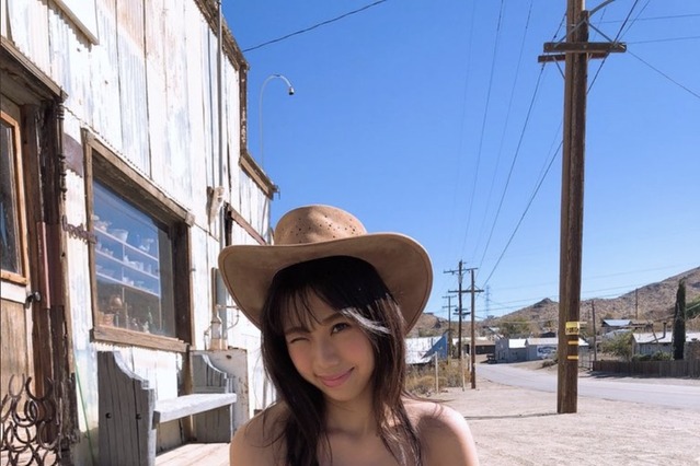 今にもこぼれそう!鈴木ふみ奈、カウガール風のセクシーショット公開 画像