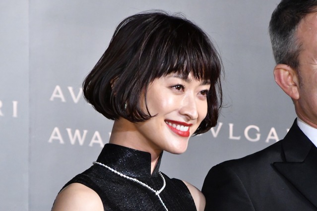 山田優が大胆美脚披露、中村アン・伊藤千晃・森星らと美の共演 画像