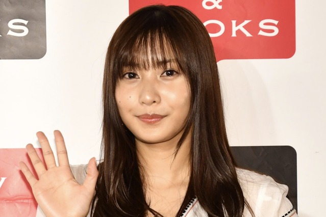 谷間ラインくっきり!佐野ひなこ、セクシーなグラビアアザーカット公開 画像