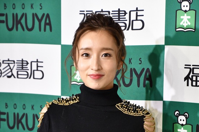 梅田彩佳「お尻をいっぱい見せようと思った」、1st写真集でオトナSEXYな熟成ボディを大胆露出 画像