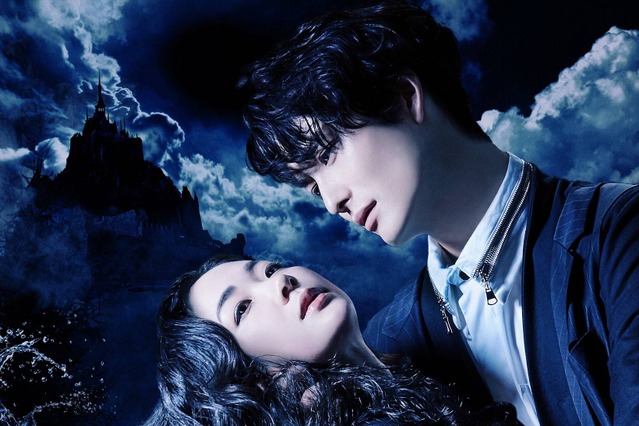 抱き合う岡田将生と黒木華……舞台『ハムレット』のダークなビジュアル公開 画像