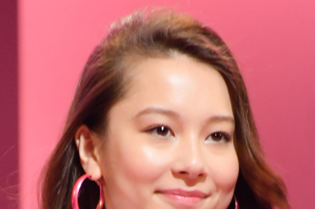 Niki、スタイル抜群のバックショット公開！美背中＆ヒップに注目 画像