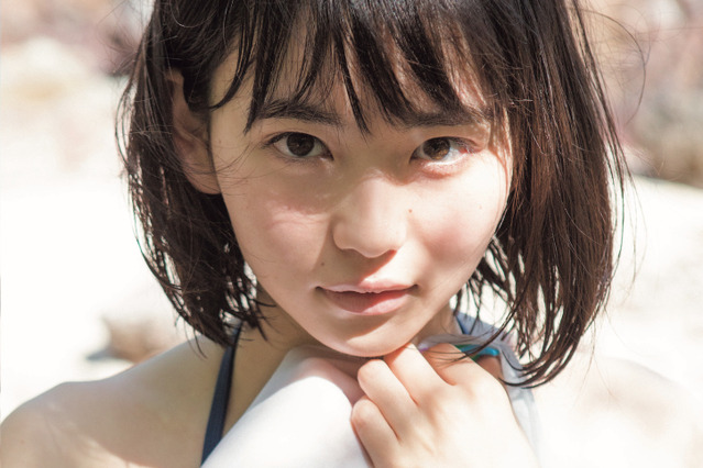 山田杏奈、ファースト写真集で瑞々しい水着姿を披露！ 画像