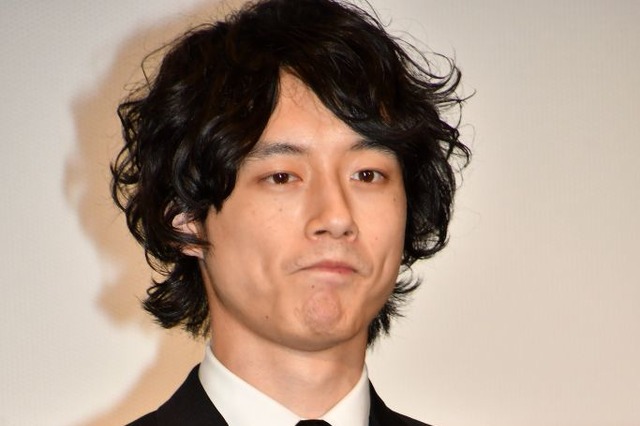 坂口健太郎、私生活で黒い水泳帽…モデル仲間が目撃「血迷ってる」 画像