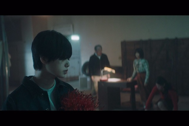 欅坂46の8thシングル『黒い羊』MV公開！センター平手の感情あふれるのダンスに注目 画像