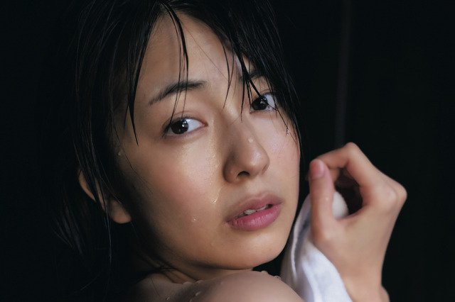 小島梨里杏、初写真集でバスタオル一枚の